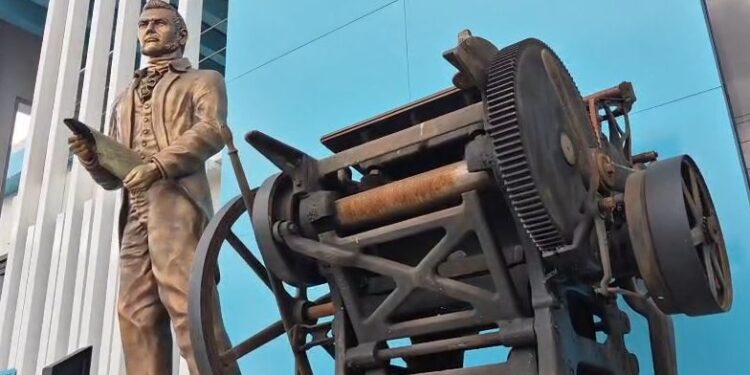 ¡Hasta la pata de óxido! así se encuentra la histórica imprenta que trajo Francisco Morazán