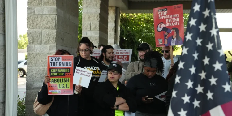Inmigrantes presentan millonaria demanda contra el Gobierno de EE.UU. por persecución en Chicago