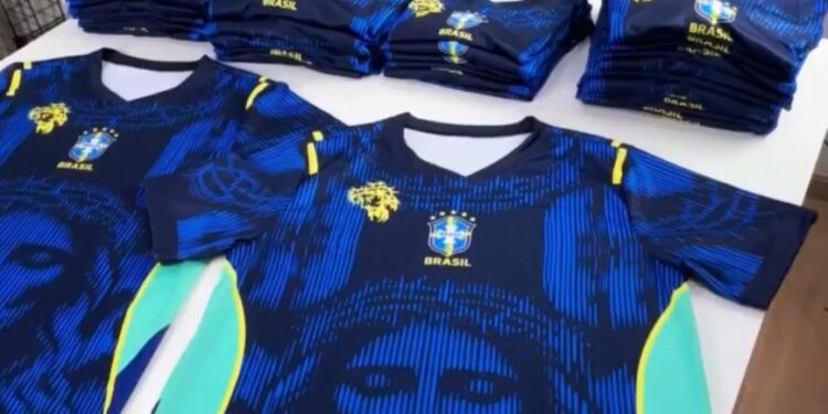 Evangélicos crearon su propia versión de la camiseta bendecida de Brasil