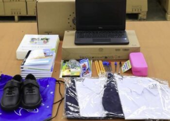 Así es el kit escolar que El Salvador proporciona a los niños en la zona fronteriza con Honduras