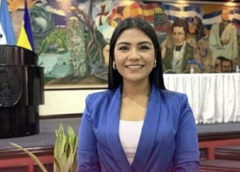 “Mi prioridad no es un título académico”: La magister Glendy Gutiérrez reacciona tras polémica