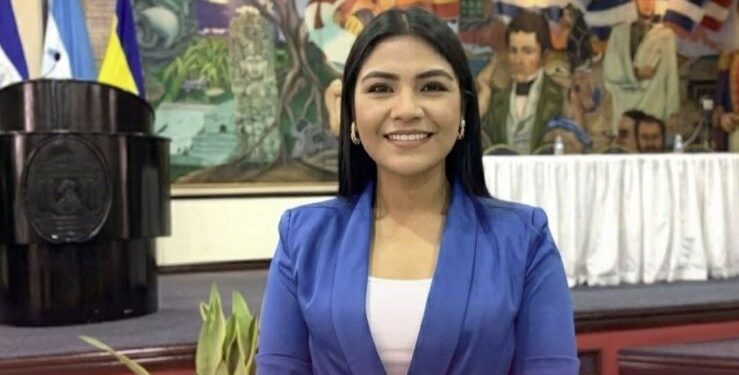 “Mi prioridad no es un título académico”: La magister Glendy Gutiérrez reacciona tras polémica