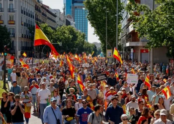 Decenas de miles de personas marchan en Madrid para pedir la dimisión de Pedro Sánchez