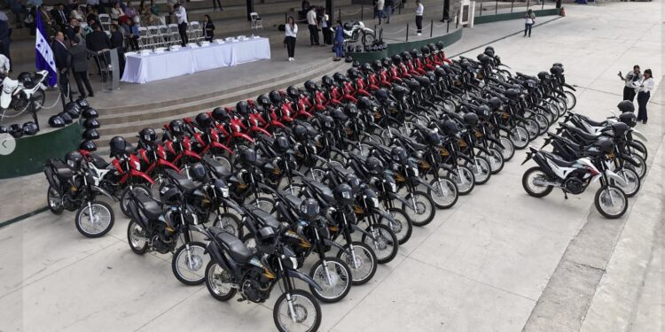 ¡Salud en dos ruedas! Entregan 100 motocicletas a la SESAL para ser utilizadas en las zonas rurales