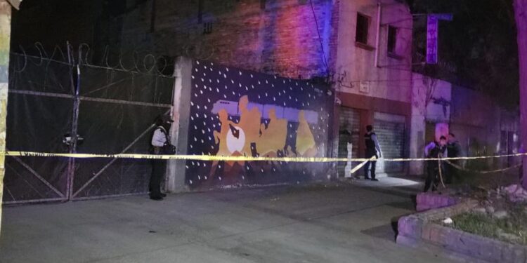 ¡Violento! Dentro de un estacionamiento asesinan a una persona en la Calle Real de TGU