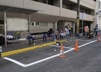 Avanzan trabajos de señalización y ordenamiento de puntos de taxis en la capital