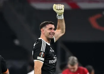 Alerta en Argentina: lesión de Dibu Martínez en la previa de la final con Aston Villa a 26 días del Mundial