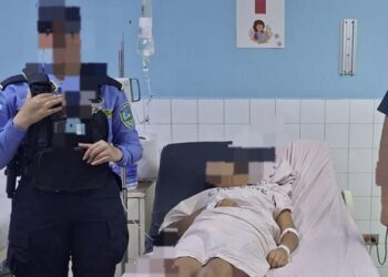 Arrestan a joven tras ser acusada de quitarle la vida a su hija recién nacida y meterla en una mochila