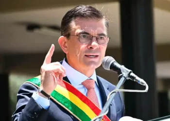 El presidente de Bolivia reducirá su salario y el de sus ministros en medio de crisis