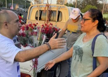 Diputado Godofredo Fajardo se proyecta y regala rosas a las madres de la capital