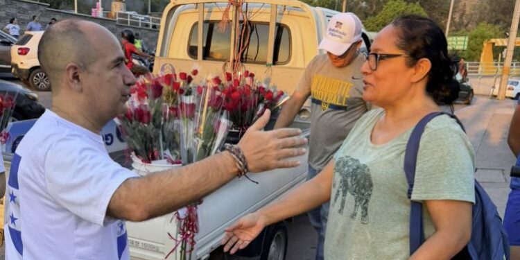 Diputado Godofredo Fajardo se proyecta y regala rosas a las madres de la capital