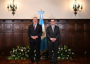 El presidente de Guatemala juramenta al nuevo fiscal general antes del inicio de su mandato