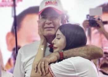 “Ella se ha metido hasta con mis hijos”: Iroshka defiende a Nasralla y atiza contra Julia Talbott