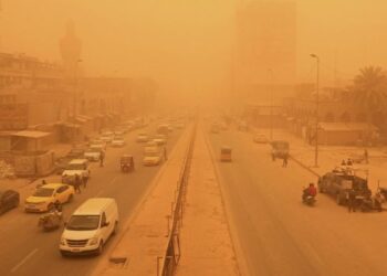 Tormenta de arena pinta de naranja los cielos de Irak y afecta a miles de personas