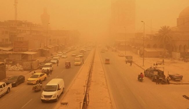 Tormenta de arena pinta de naranja los cielos de Irak y afecta a miles de personas