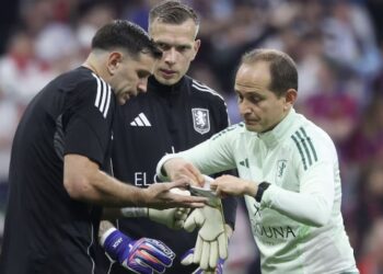 Se conoció la lesión que sufrió Emiliano Dibu Martínez en su dedo a menos de un mes del debut de Argentina en el Mundial