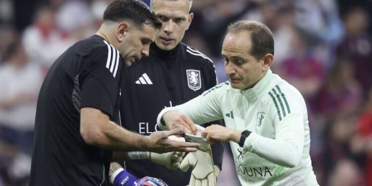 Se conoció la lesión que sufrió Emiliano Dibu Martínez en su dedo a menos de un mes del debut de Argentina en el Mundial