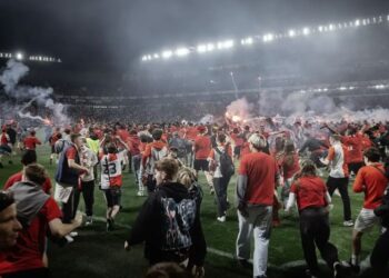 El Slavia de Praga pudo proclamarse campeón, pero su barra atacó a los jugadores y aficionados del Sparta