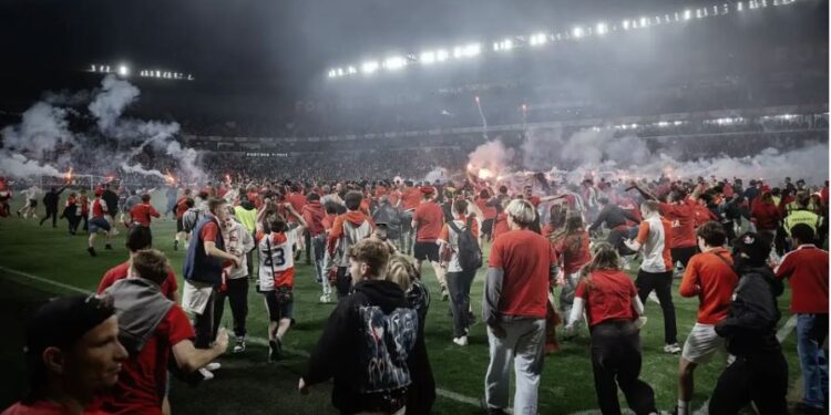 El Slavia de Praga pudo proclamarse campeón, pero su barra atacó a los jugadores y aficionados del Sparta