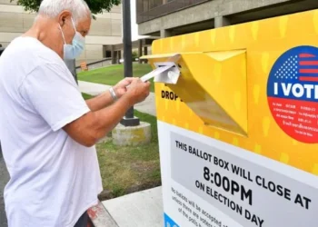 Juez niega frenar la orden de Trump para limitar el voto por correo