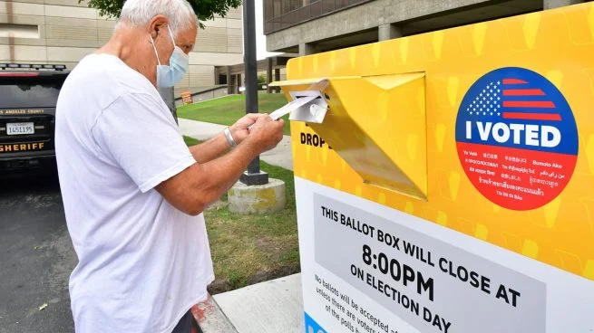Juez niega frenar la orden de Trump para limitar el voto por correo