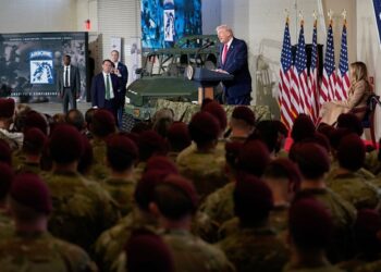 Trump ordena a militares estar “preparados para seguir adelante con un asalto a gran escala contra Irán”