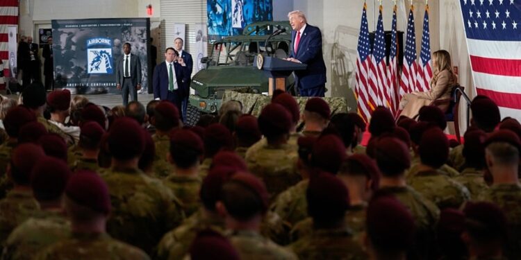 Trump ordena a militares estar “preparados para seguir adelante con un asalto a gran escala contra Irán”