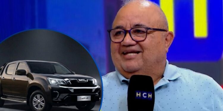 ¡A estrenar! Don Isidro recibe de HCH, el carro “de paquete” que se ganó por descargar nuestra APP
