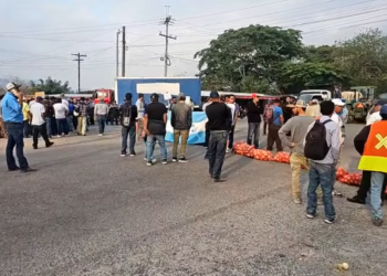¡Con sacos del producto! Cebolleros bloquean carretera en El Zamorano exigiendo un alto a las importaciones