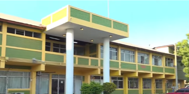 ¡Escándalo en SPS! Estudiante de 16 años se provocó aborto dentro del baño de su colegio