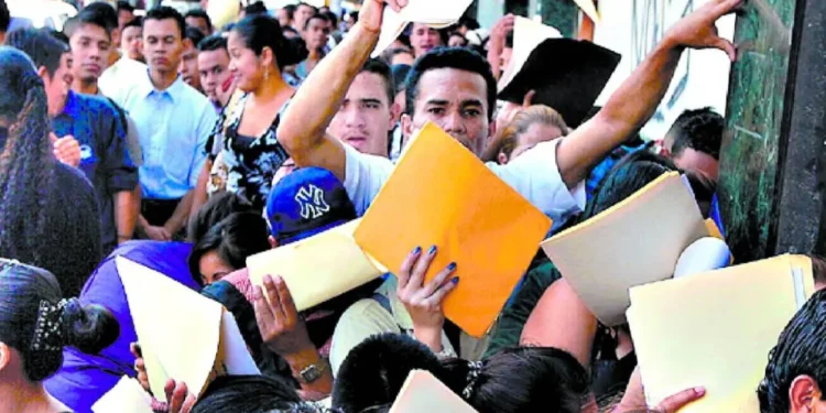 ¡Sin trabajo y sin rumbo! Más de 790 mil jóvenes atrapados en el desempleo en Honduras