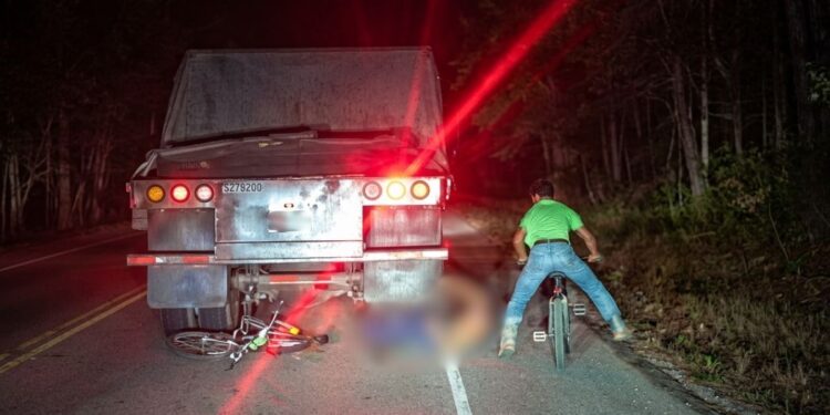 ¡Vivo de milagro! Menor que iba sostenido de rastra en marcha, sobrevive tras caer de la bici en Copán