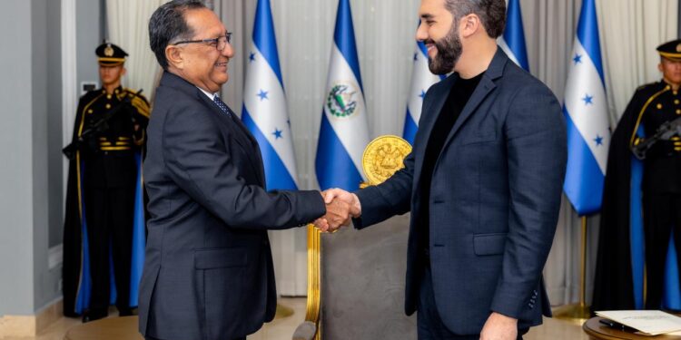 ¡Afloja Bukele! El embajador César Pinto se reúne con el presidente Nayib para fortalecer una alianza estratégica
