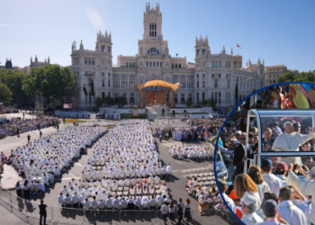 ¡El pontífice en Madrid! El Papa se da un baño de fieles en Cibeles antes de dirigirse al mundo de la cultura, el arte y el deporte