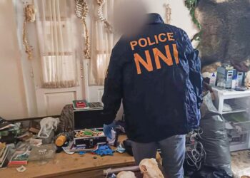 Detienen en Hungría a un hombre caníbal de 30 años que coleccionaba partes de cuerpos humanos de cementerios abandonados