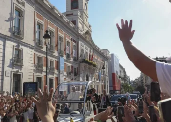 El papa León XIV denunció la violencia contra las mujeres en una vigilia, ante 40,000 personas, en Barcelona