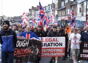 Manifestantes queman vehículos tras apuñalamiento en Belfast, Inglaterra