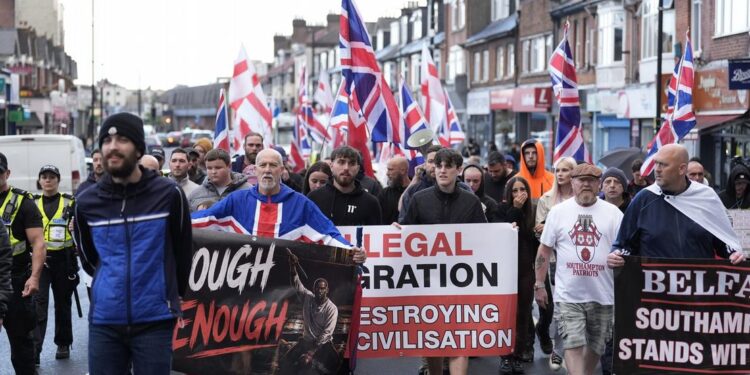 Manifestantes queman vehículos tras apuñalamiento en Belfast, Inglaterra