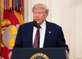 Trump ordena investigar a petroleras por alto precio de la gasolina: “Más les vale bajar los precios”