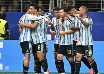 Argentina vence a Austria con doblete de Messi