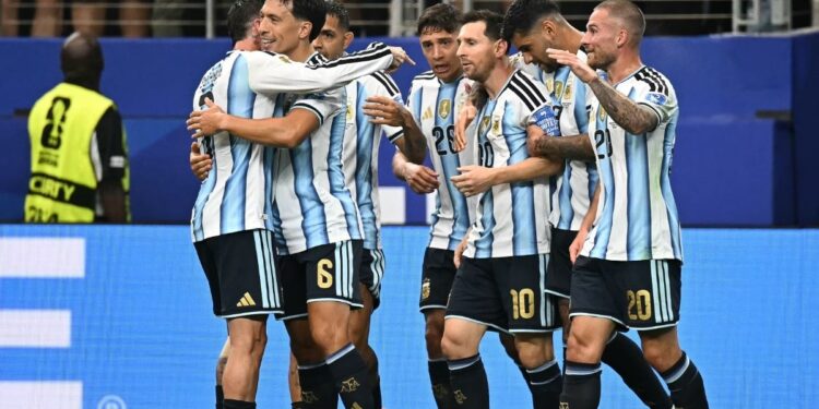 Argentina vence a Austria con doblete de Messi