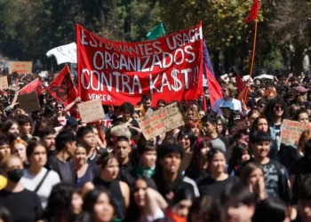 Manifestación contra Kast termina con 35 detenidos, heridos y críticas a la policía