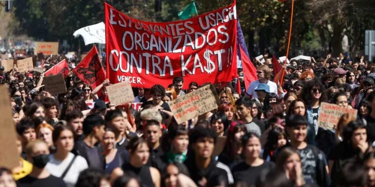 Manifestación contra Kast termina con 35 detenidos, heridos y críticas a la policía