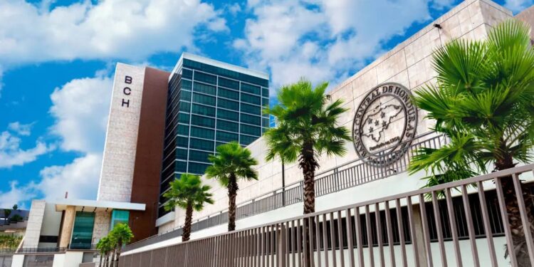 Capturan a 11 personas ligadas al desfalco en el BCH tras investigación del caso “Barbie Fiscal”