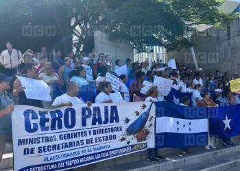 ¡Protesta por chamba! “Escoba azul”, exigen bases nacionalistas en el Centro Cívico
