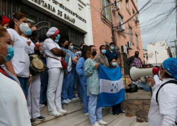 CONADEH: Retraso en salarios de médicos afecta derechos laborales y atención en la salud