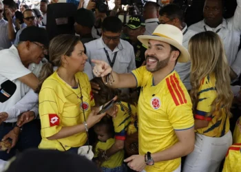El ultraderechista De la Espriella vota en Barranquilla confiado en ganar la Presidencia de Colombia
