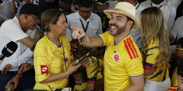 El ultraderechista De la Espriella vota en Barranquilla confiado en ganar la Presidencia de Colombia
