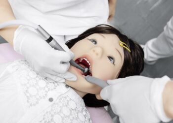 El dentista del futuro ya trabaja dentro de la boca: un microrobot promete transformar las coronas dentales