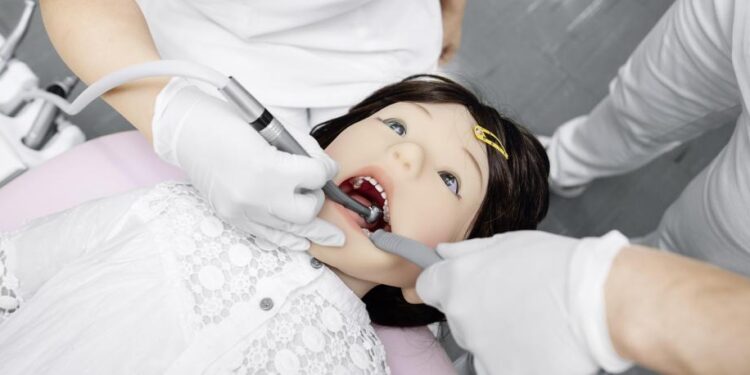 El dentista del futuro ya trabaja dentro de la boca: un microrobot promete transformar las coronas dentales